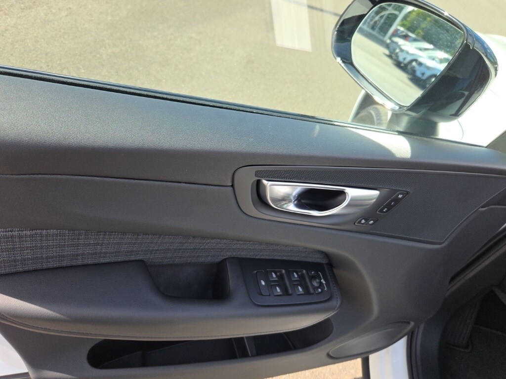 2024 Volvo XC60 Recharge Hybrid photo 3