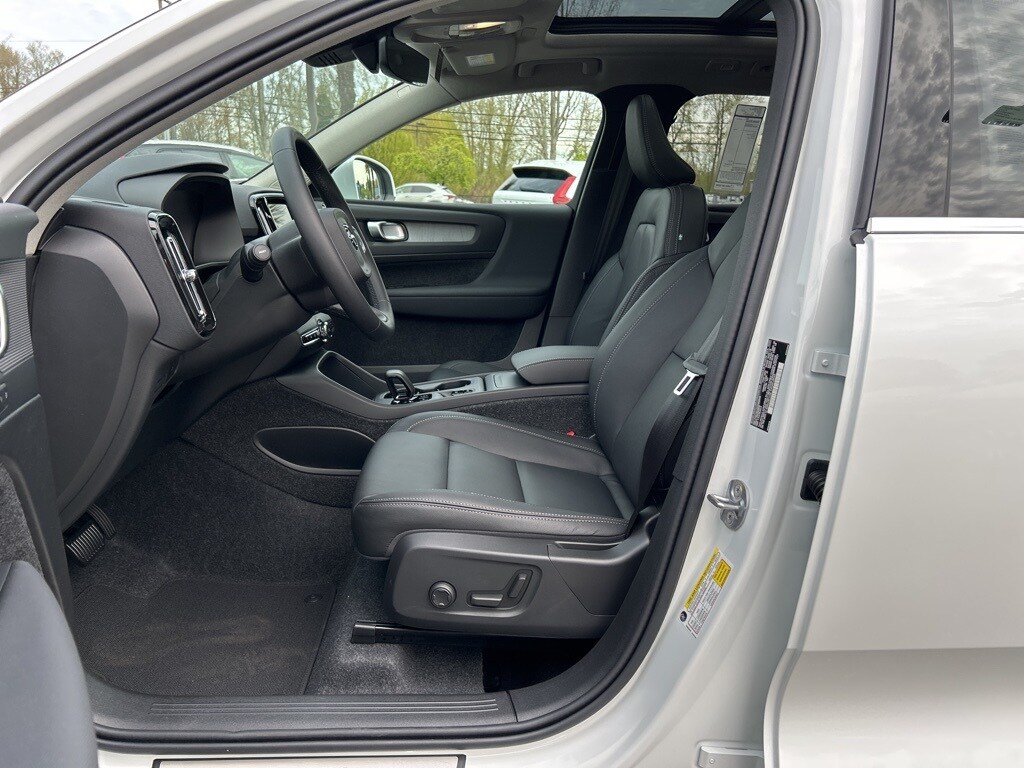 2025 Volvo XC40 Core photo 4