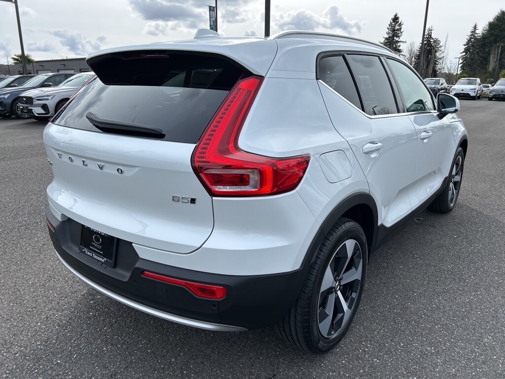 2025 Volvo XC40 Core photo 2