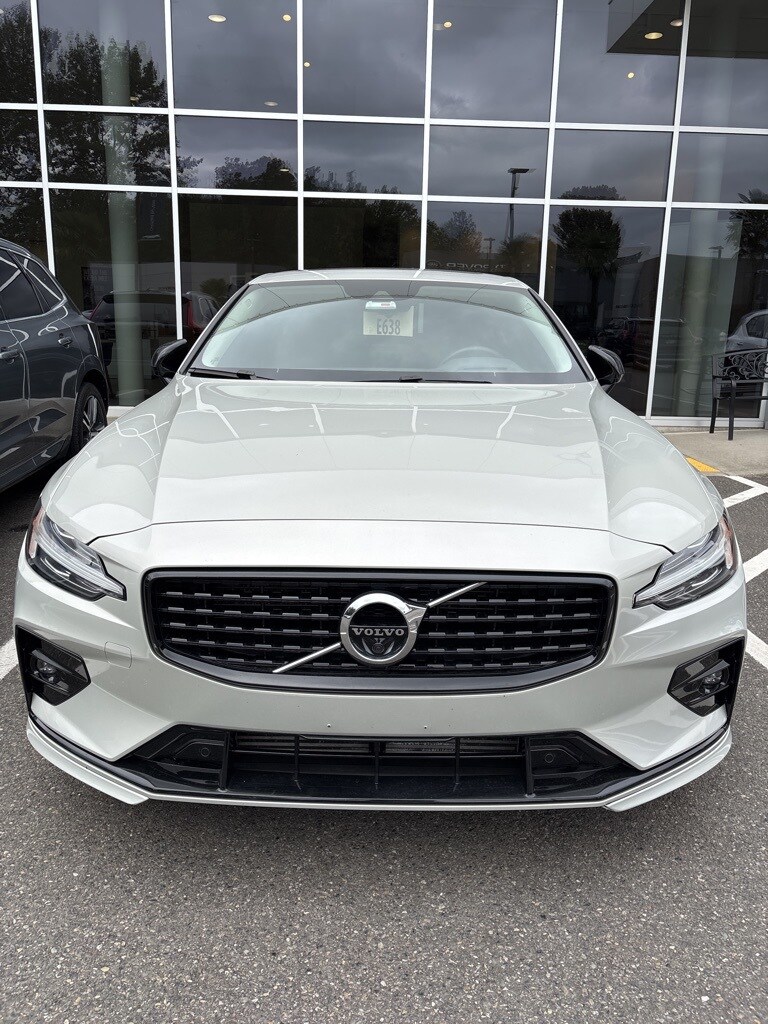 2021 Volvo S60 T5 Momentum photo 2