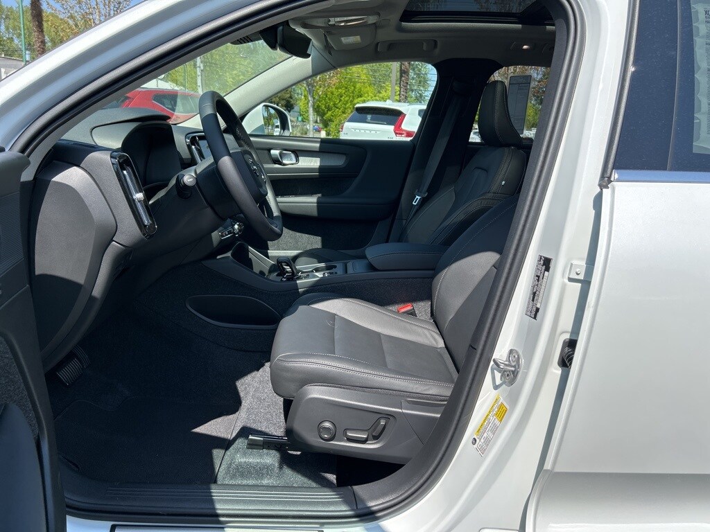 2025 Volvo XC40 Core photo 4