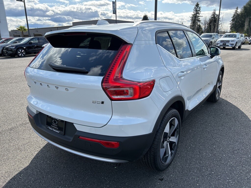 2025 Volvo XC40 Core photo 2