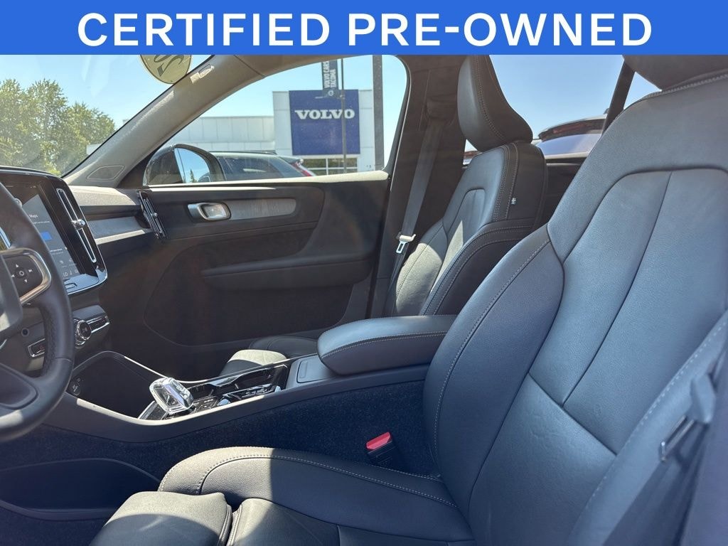 Certified 2025 Volvo XC40 B5 Plus Dark Theme SUV