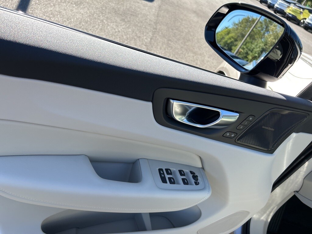 2026 Volvo XC60 T8 photo 3