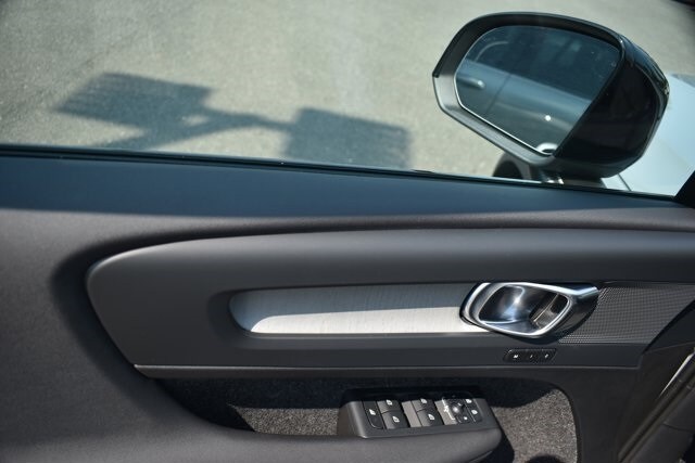 2025 Volvo XC40 Plus photo 3