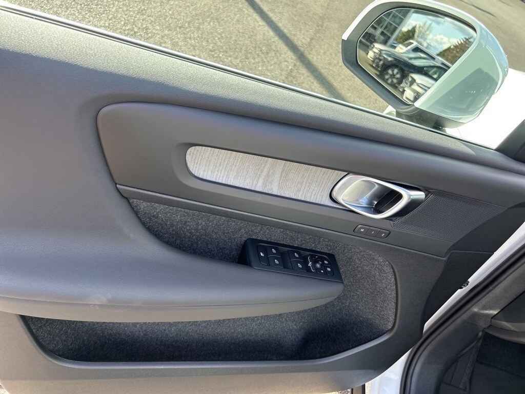 2025 Volvo XC40 Core photo 3