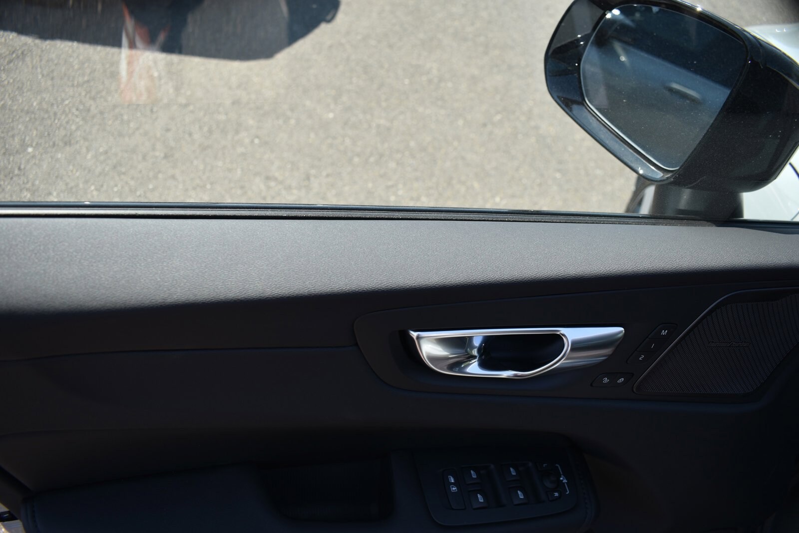 2025 Volvo XC60 T8 Plus photo 3