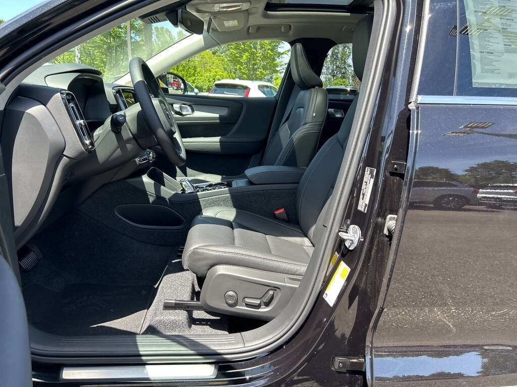 2025 Volvo XC40 Plus photo 4