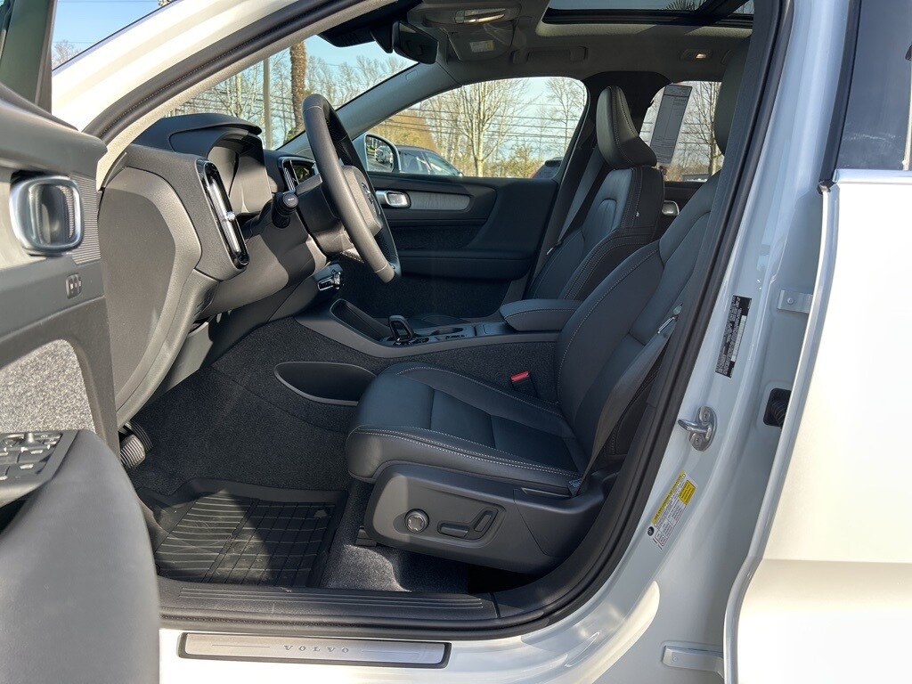 2025 Volvo XC40 Core photo 4