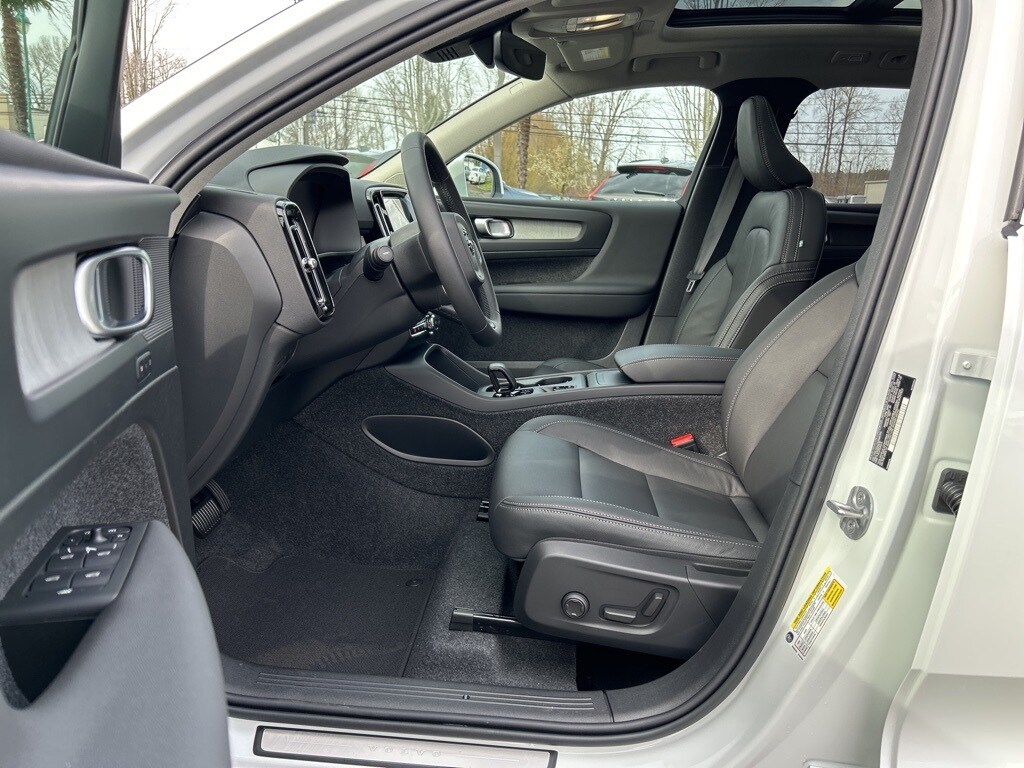 2025 Volvo XC40 Core photo 4