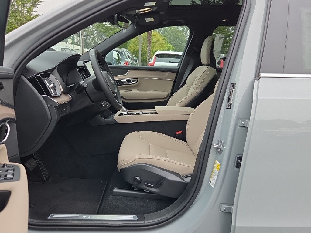 2025 Volvo XC90 T8 Core photo 4