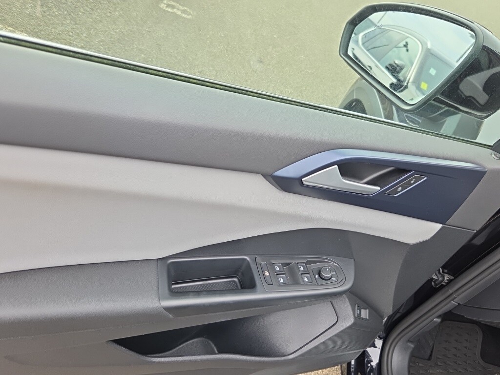 2022 Volkswagen Taos SE photo 3