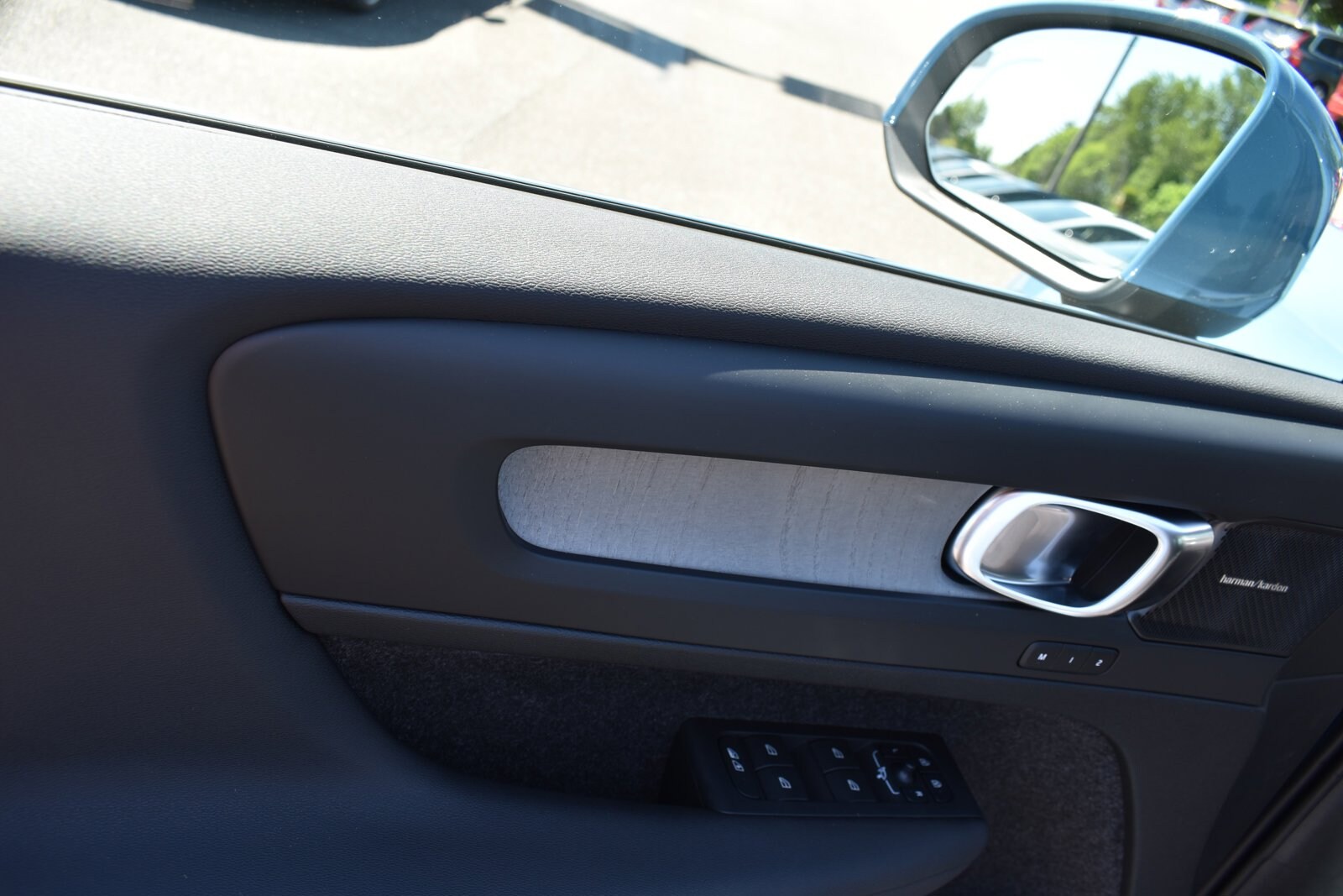 2024 Volvo XC40 Ultimate photo 3