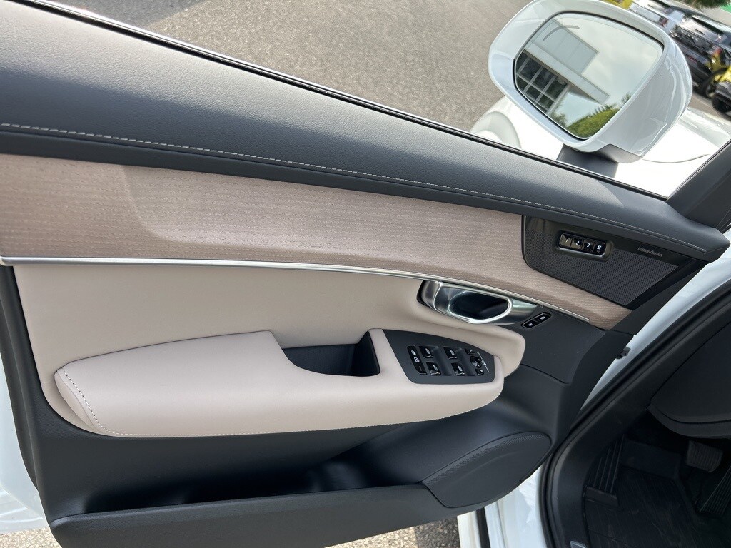 2026 Volvo XC90 Plus photo 3