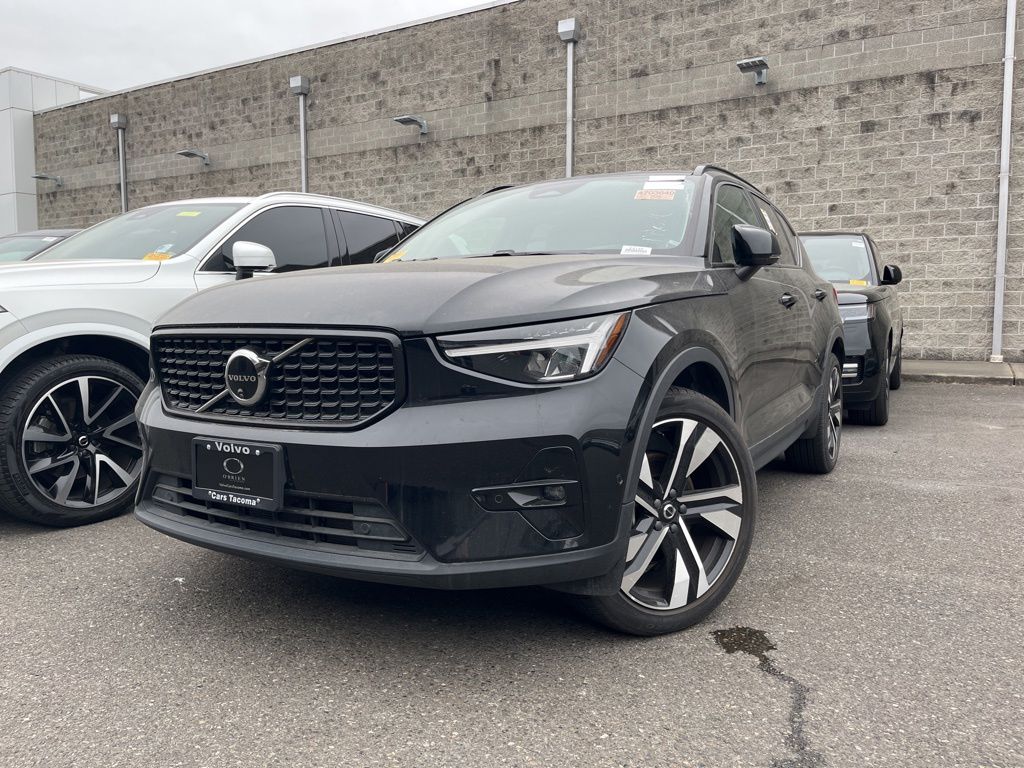 2025 Volvo XC40 B5 Plus Dark AWD's photo