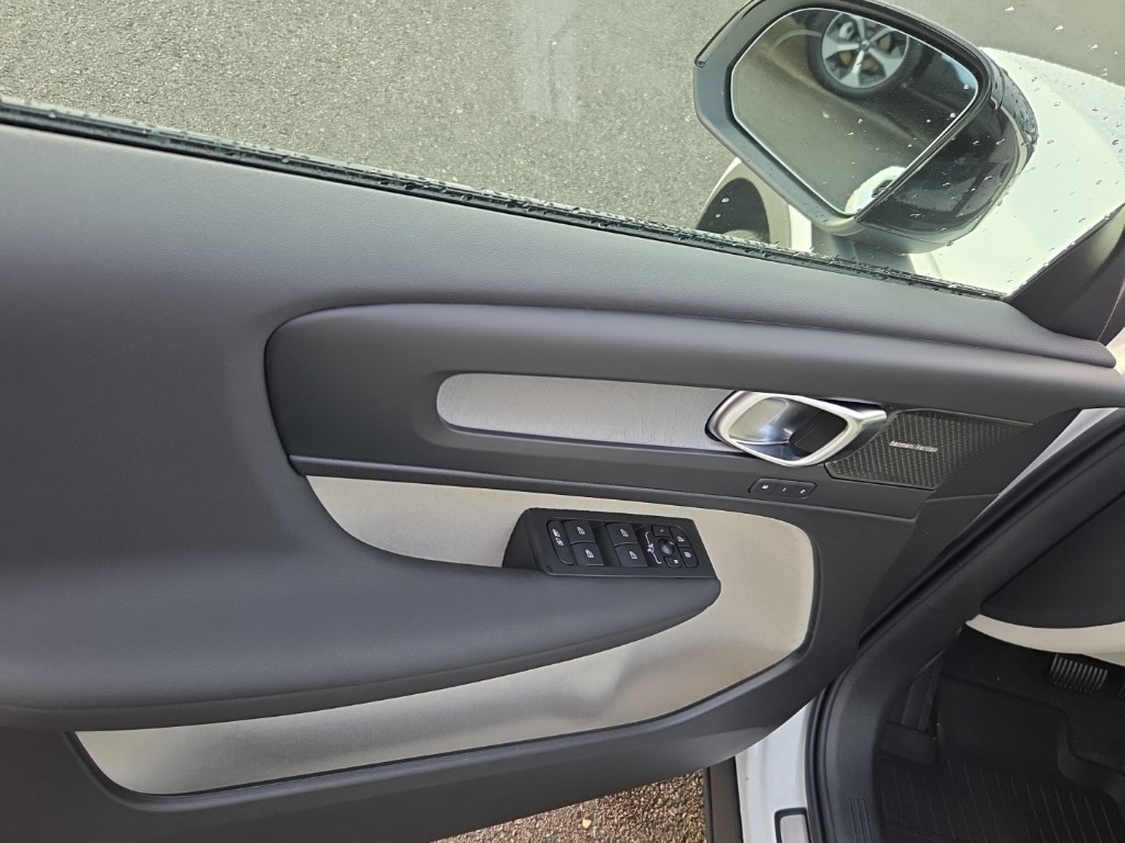 New 2026 Volvo XC40 B5 Ultra SUV