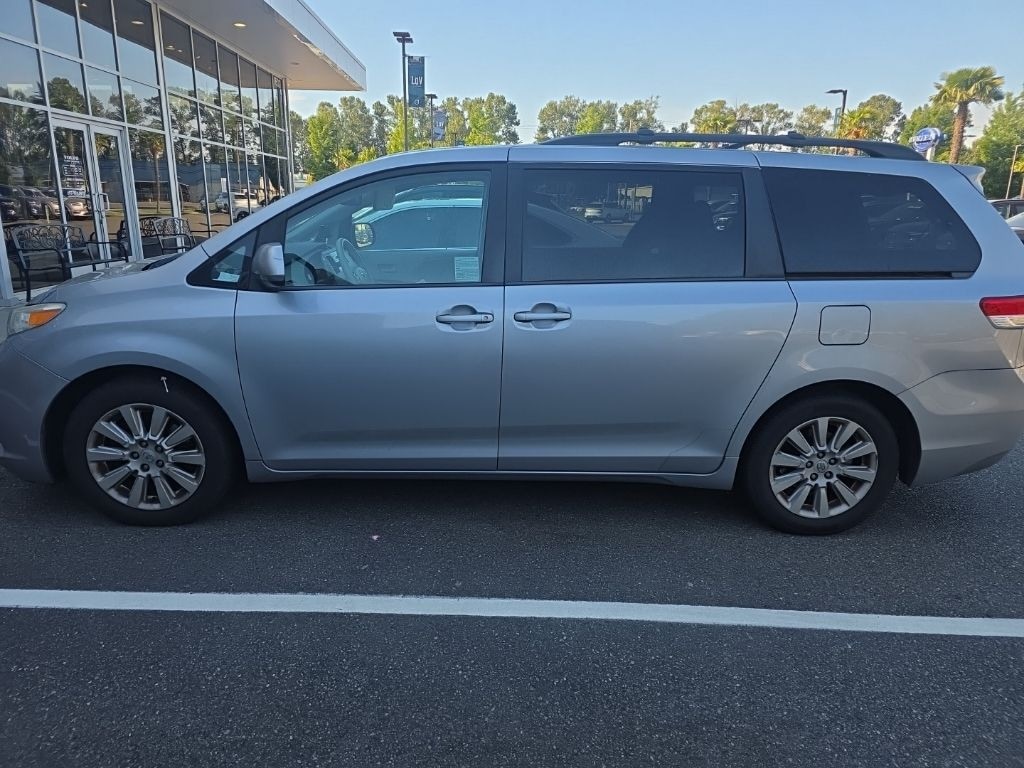 Used 2013 Toyota Sienna LE Minivan/Van
