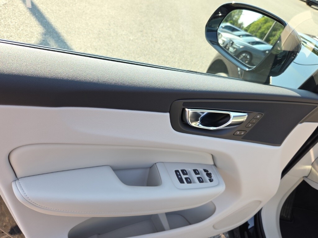 2024 Volvo XC60 B5 Plus photo 3