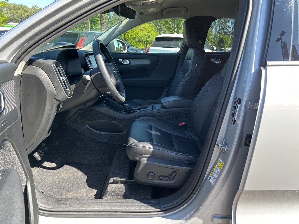 2023 Volvo XC40 Core photo 3
