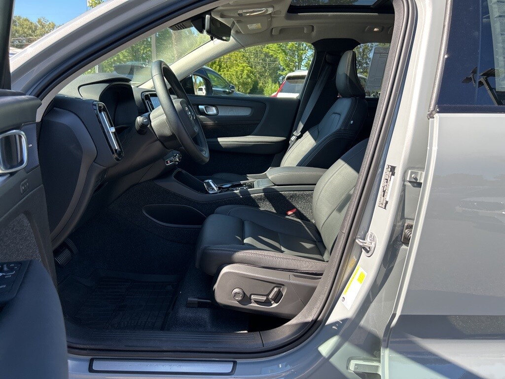 2025 Volvo XC40 photo 4