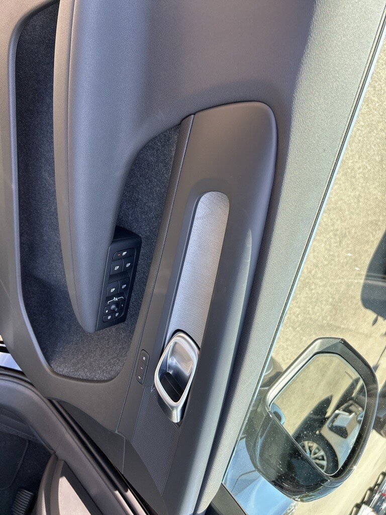2025 Volvo XC40 Plus photo 3