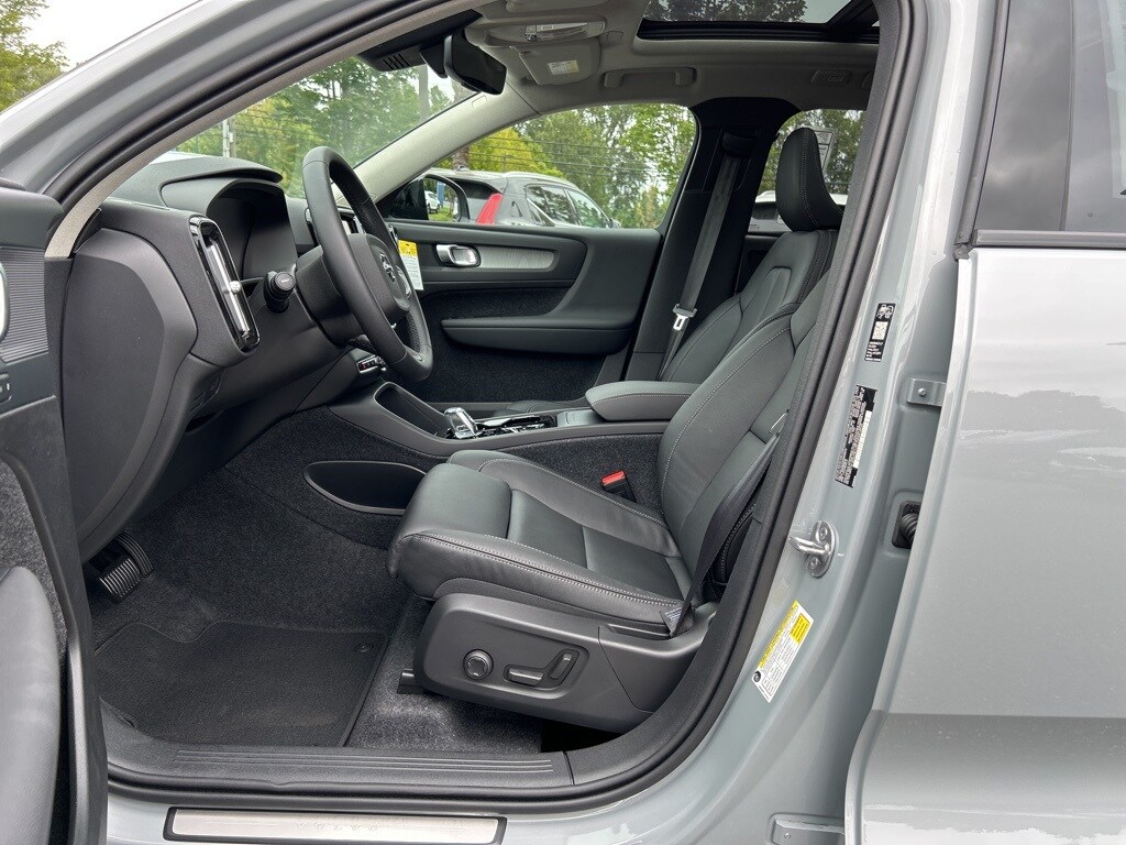 2026 Volvo XC40 Plus photo 4