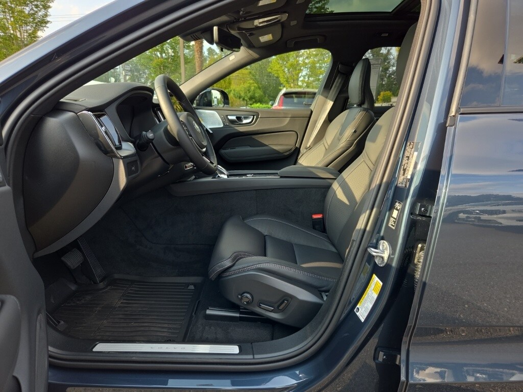 2026 Volvo XC60 B5 Black Edition photo 4