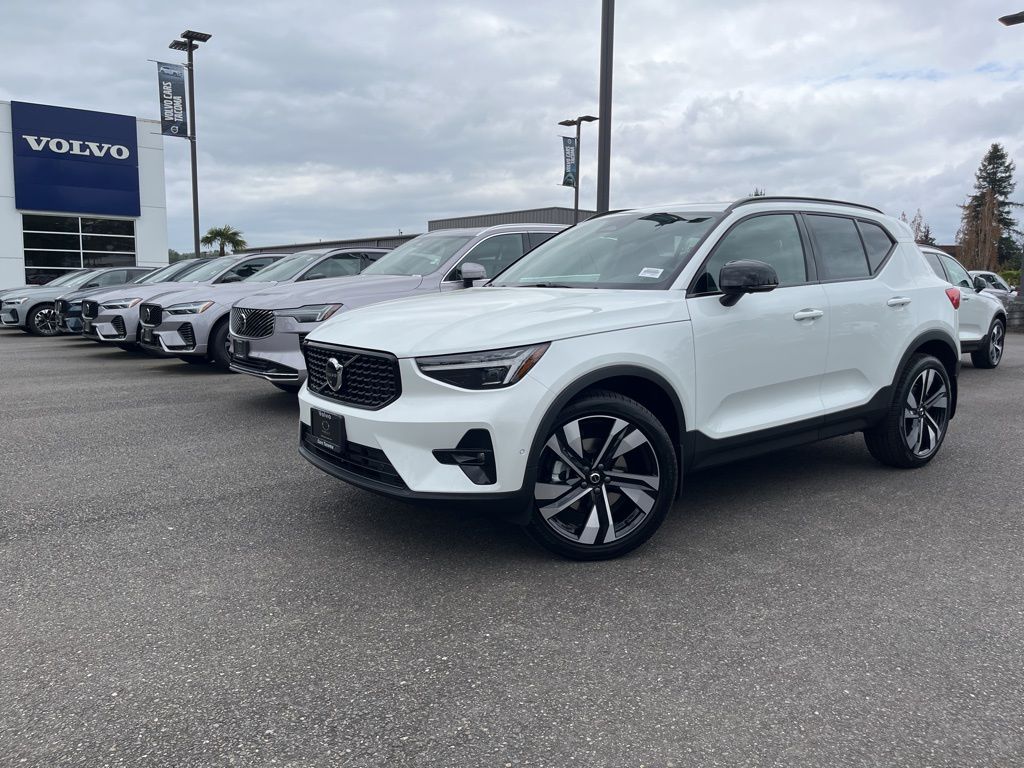 2026 Volvo XC40 B5 Plus Dark AWD's photo