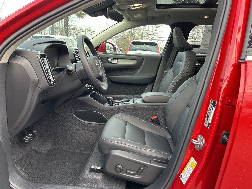 2025 Volvo XC40 Core photo 4