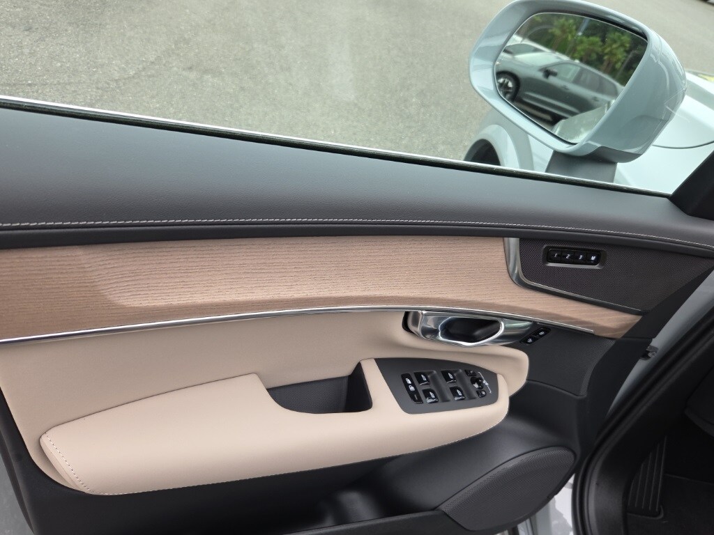 2025 Volvo XC90 T8 Core photo 3