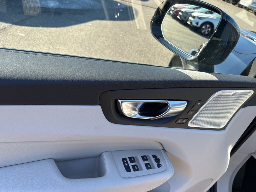 2025 Volvo XC60 B5 photo 2
