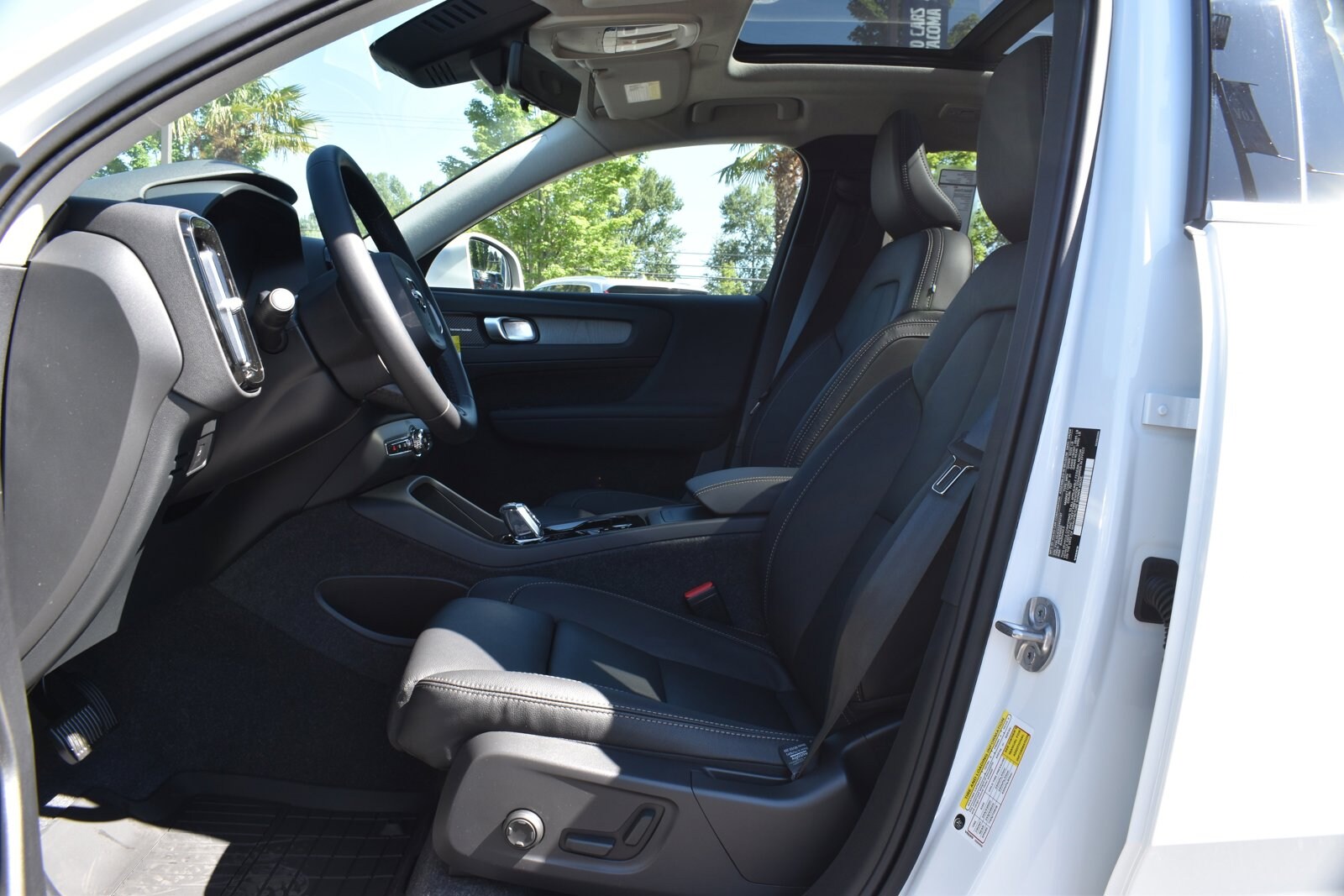 2025 Volvo XC40 Plus photo 4