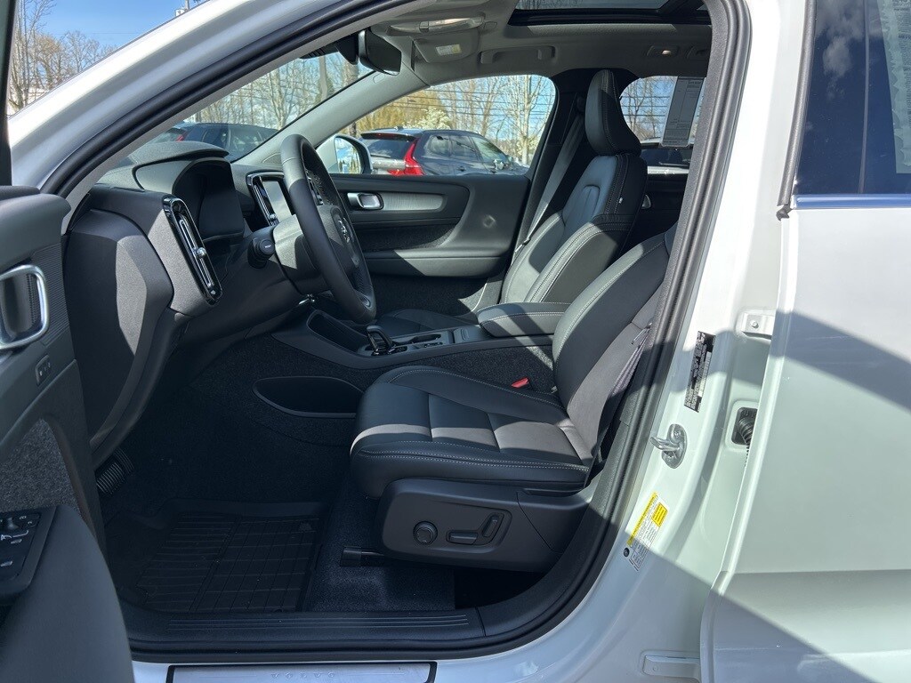 2025 Volvo XC40 Core photo 4