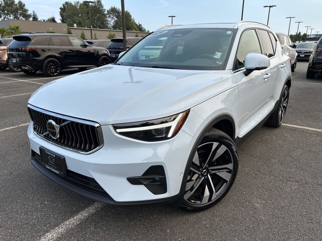 2024 Volvo XC40 B5 Plus Bright Theme SUV