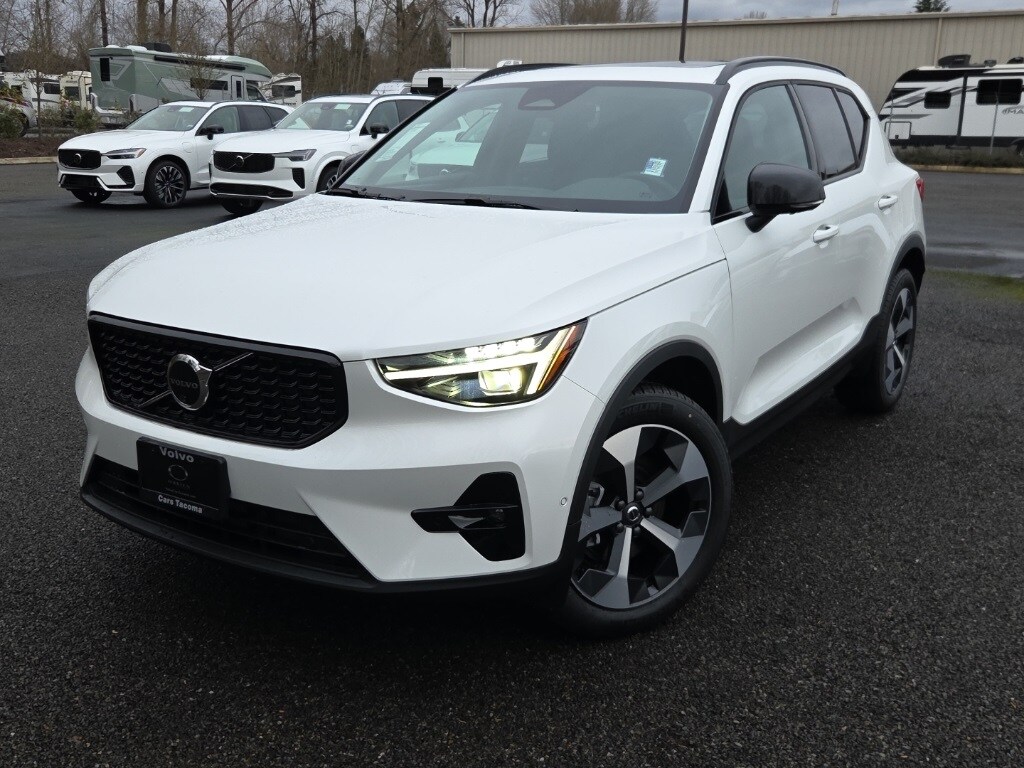 2026 Volvo XC40 B5 Plus Dark AWD's photo