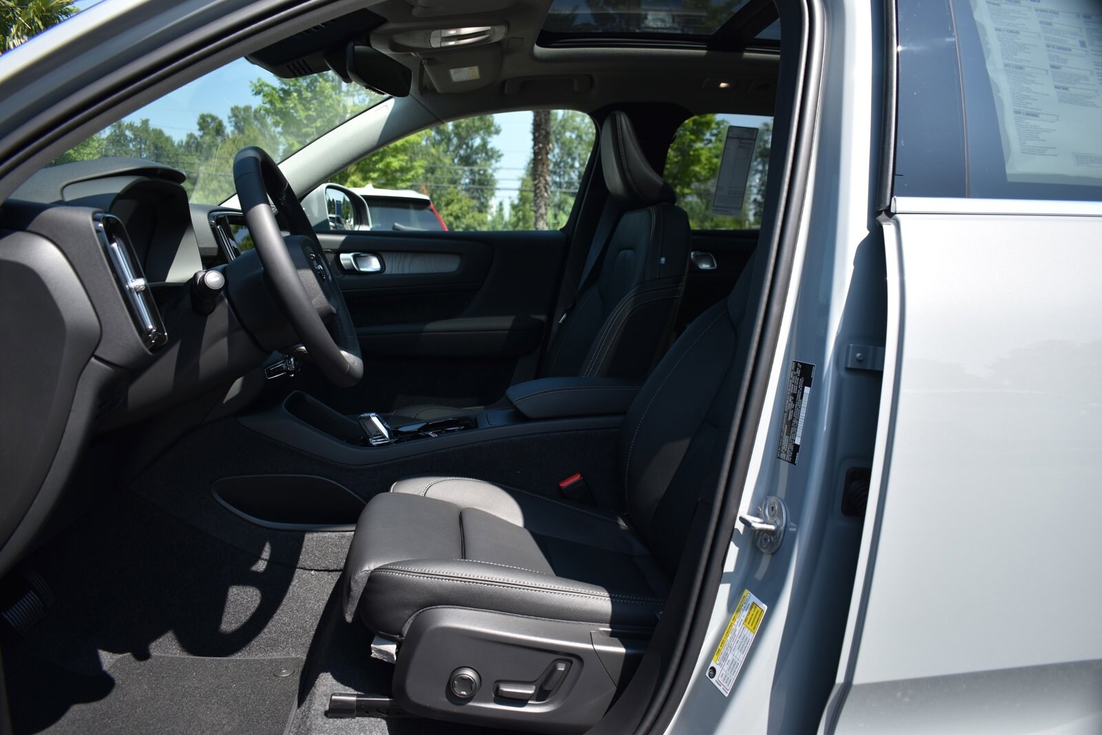 2025 Volvo XC40 Plus photo 4