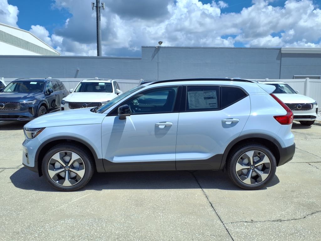 2026 Volvo XC40 Plus photo 4