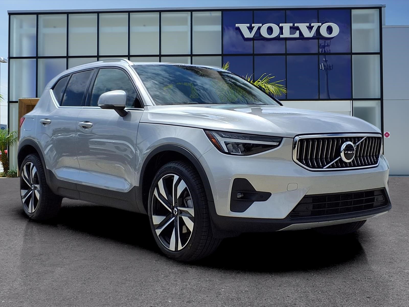 2023 Volvo XC40 B5 Plus Bright AWD's photo