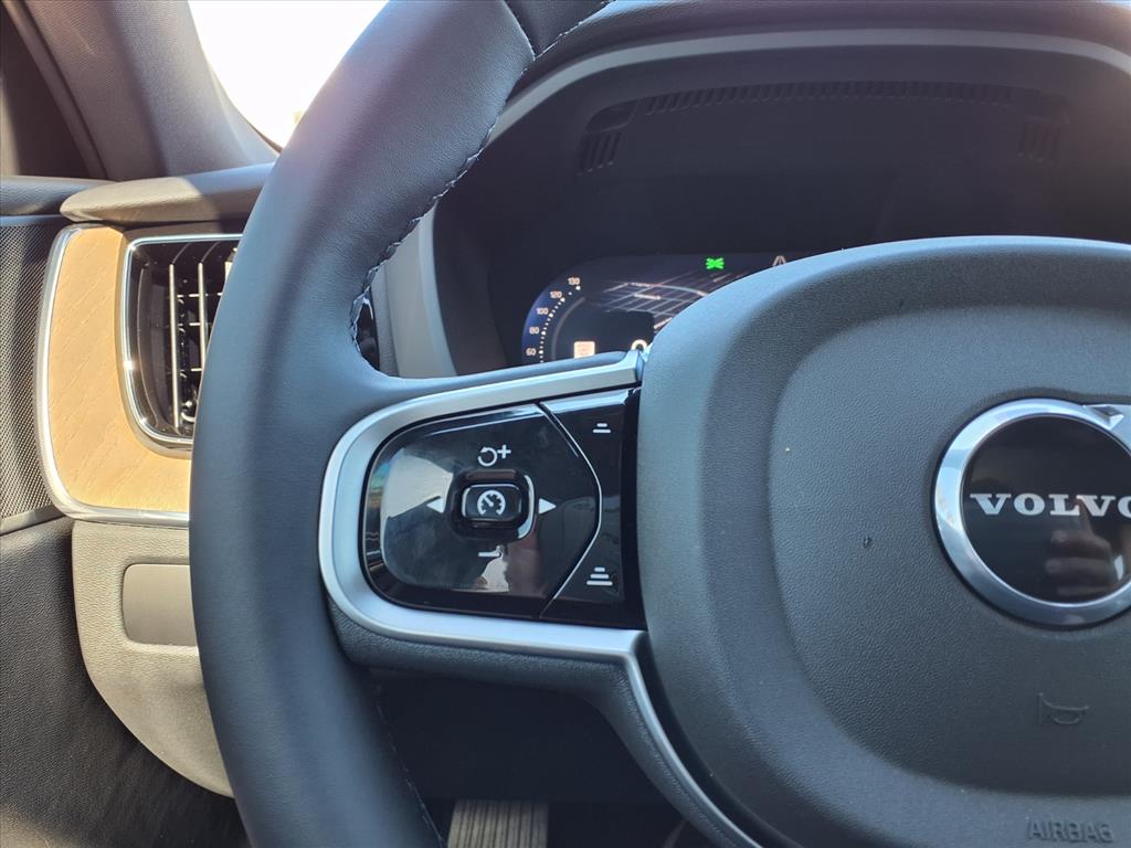 2026 Volvo XC60 Plus - Photo 17