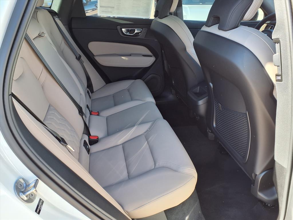 2026 Volvo XC60 Plus - Photo 10