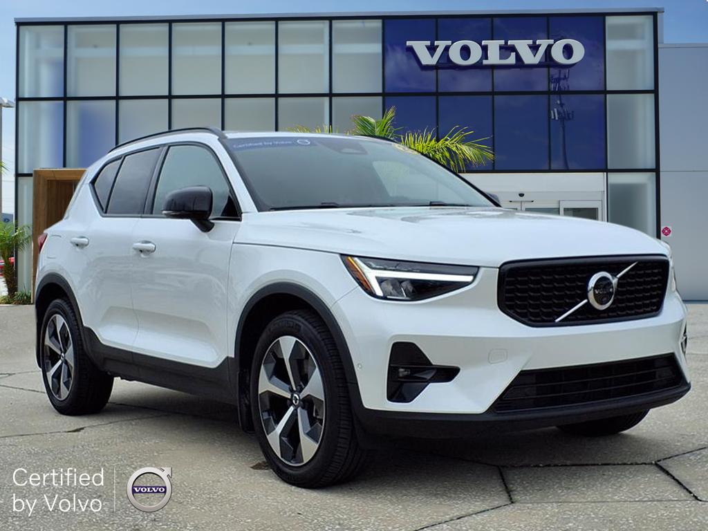 2023 Volvo XC40 B4 Plus Dark Theme