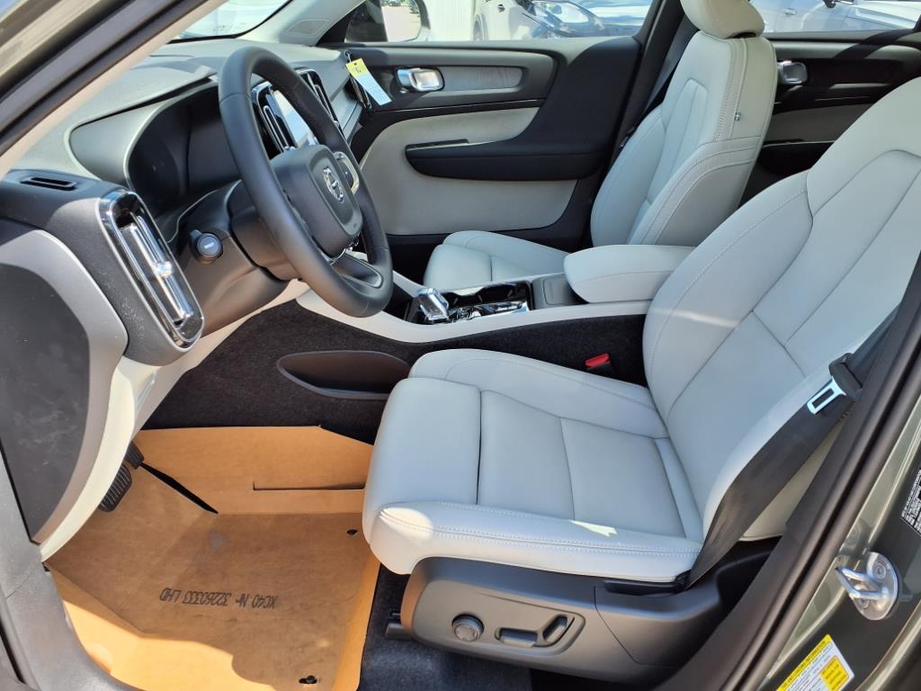 2026 Volvo XC40 Plus - Photo 13