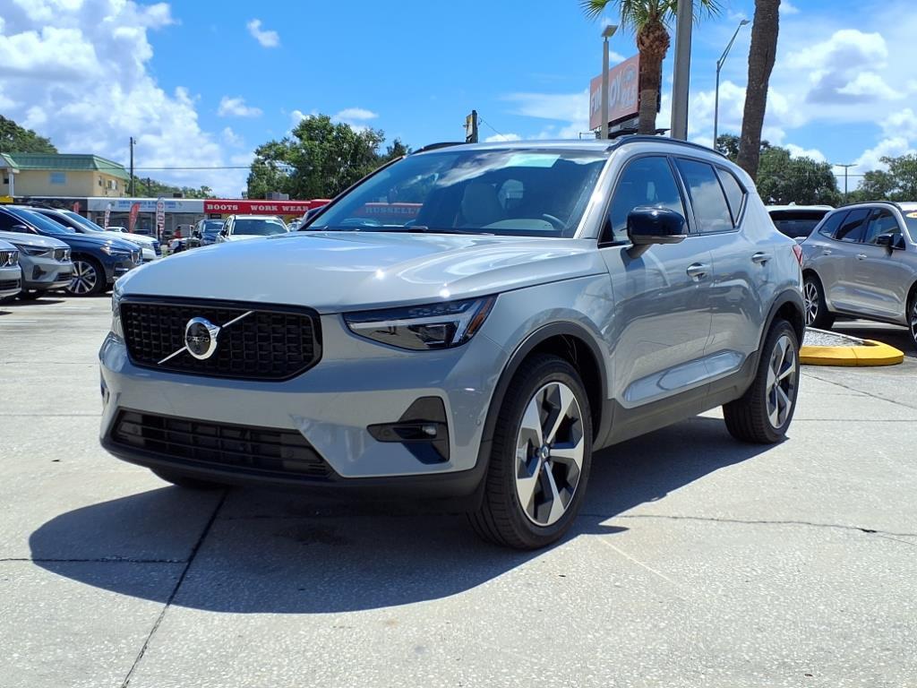 2026 Volvo XC40 Plus photo 3