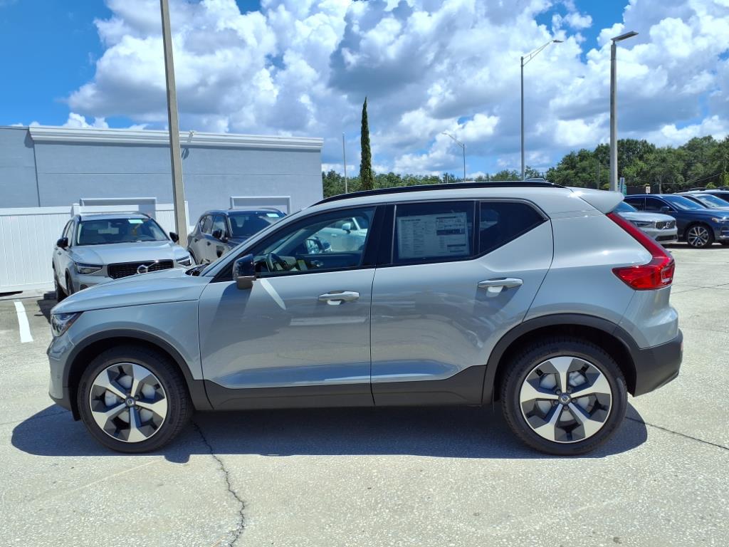 2026 Volvo XC40 Plus photo 4