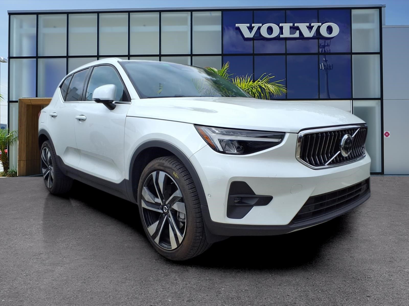 2024 Volvo XC40 B5 Plus Bright AWD's photo