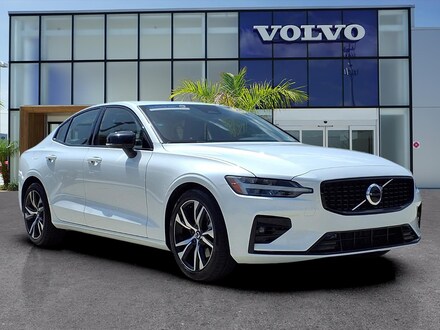 2024 Volvo S60 B5 Core Dark Theme Sedan