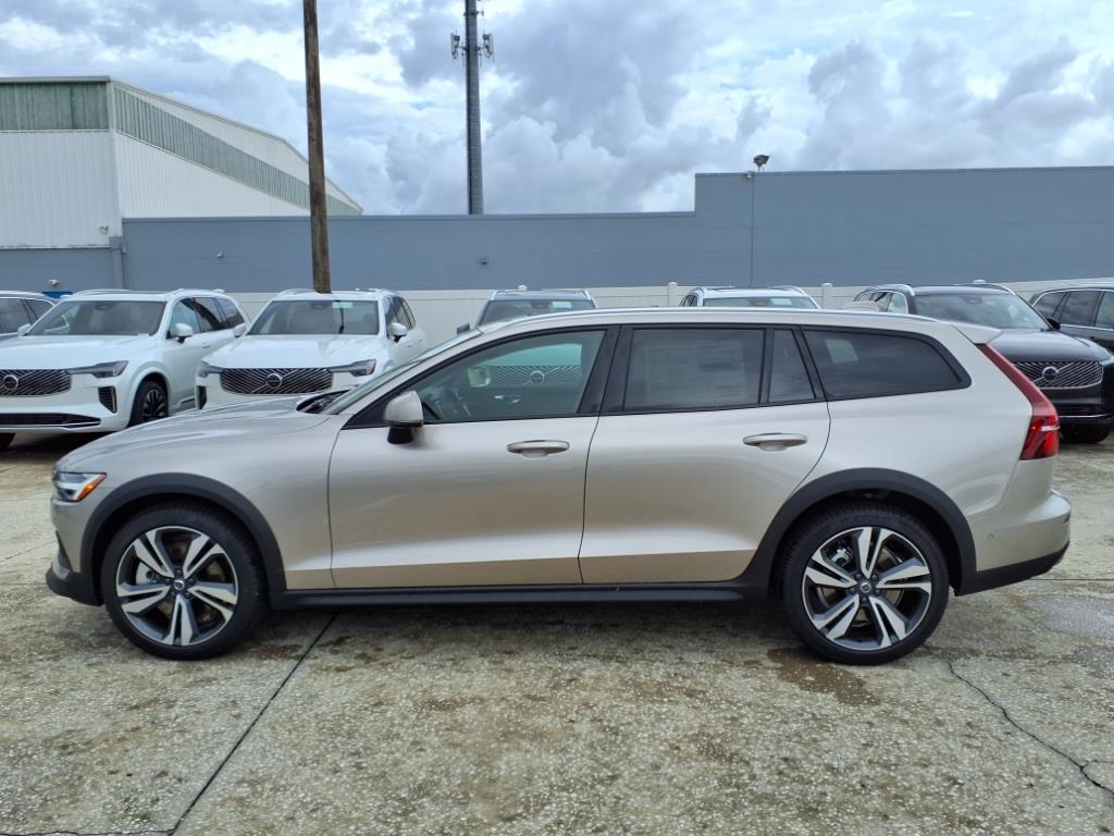 2026 Volvo V60 Cross Country B5 Plus photo 4
