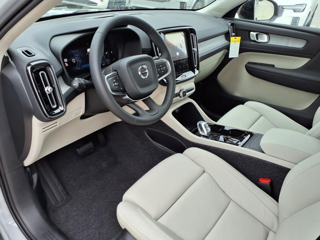 2026 Volvo XC40 Plus - Photo 12