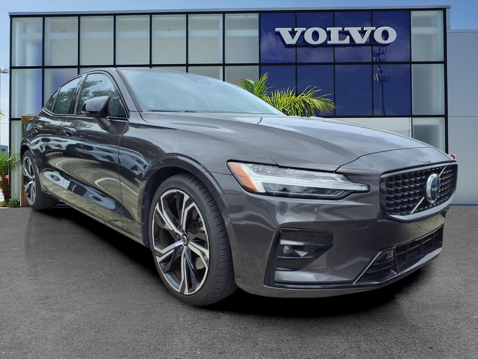 2023 Volvo S60 B5 Plus Dark Theme's photo