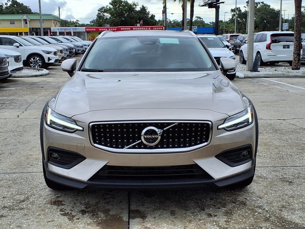 2026 Volvo V60 Cross Country B5 Plus photo 2